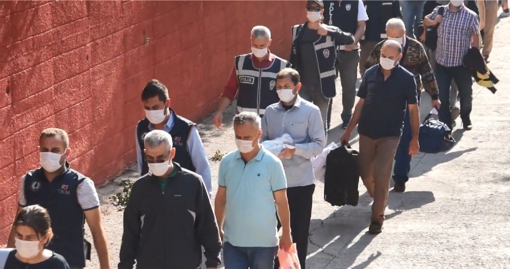 Meslekten ihraç edilen FETÖ şüphelisi 21 polis adliyeye çıkarıldı 