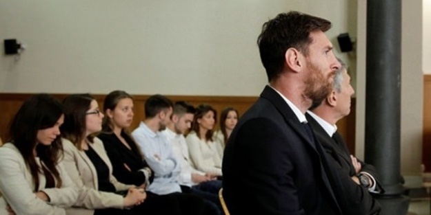 Messi hakim karşısında!