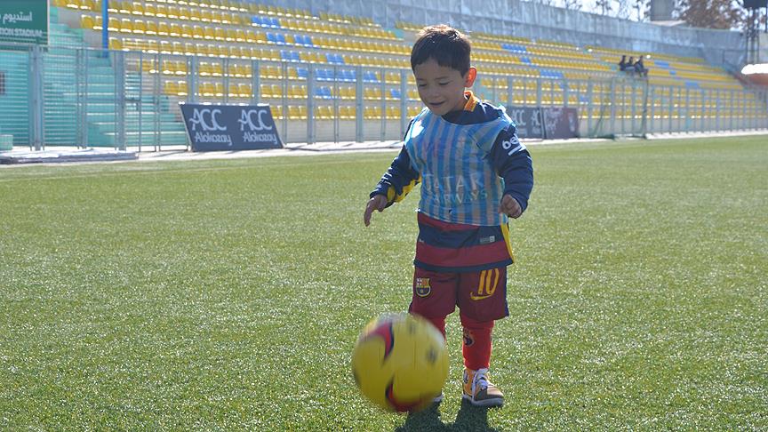 Messi'den Afgan çocuğa imzalı forma