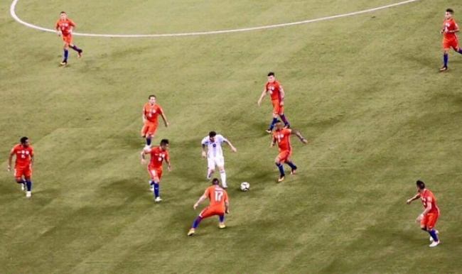 Messi'yi bitiren fotoğraf! 9 kişi ve Messi...