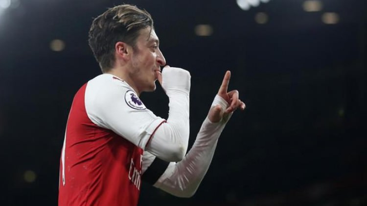 Mesut Özil, Arsenal tarihine geçti