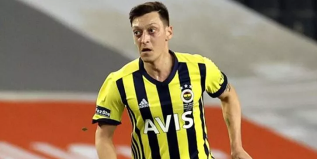 Mesut Özil, bir ilke imza attı