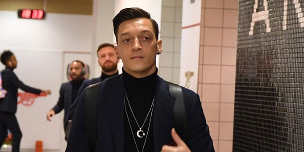 Mesut Özil, cuma namazını Cakarta'da kıldı