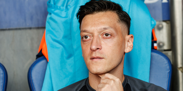 Mesut Özil nihayet sahaya ayak bastı!