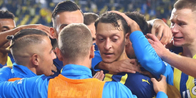 Mesut Özil, Olympiakos kadrosundan çıkarıldı