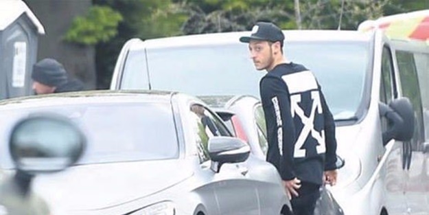 Mesut Özil servetini yola döktü!