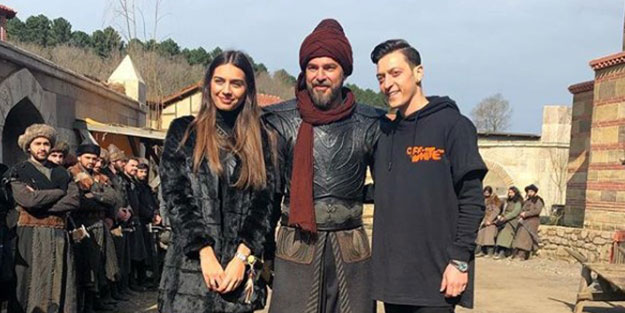 Mesut Özil ve nişanlısı Amine Gülşe'den 'Diriliş Ertuğrul' sürprizi