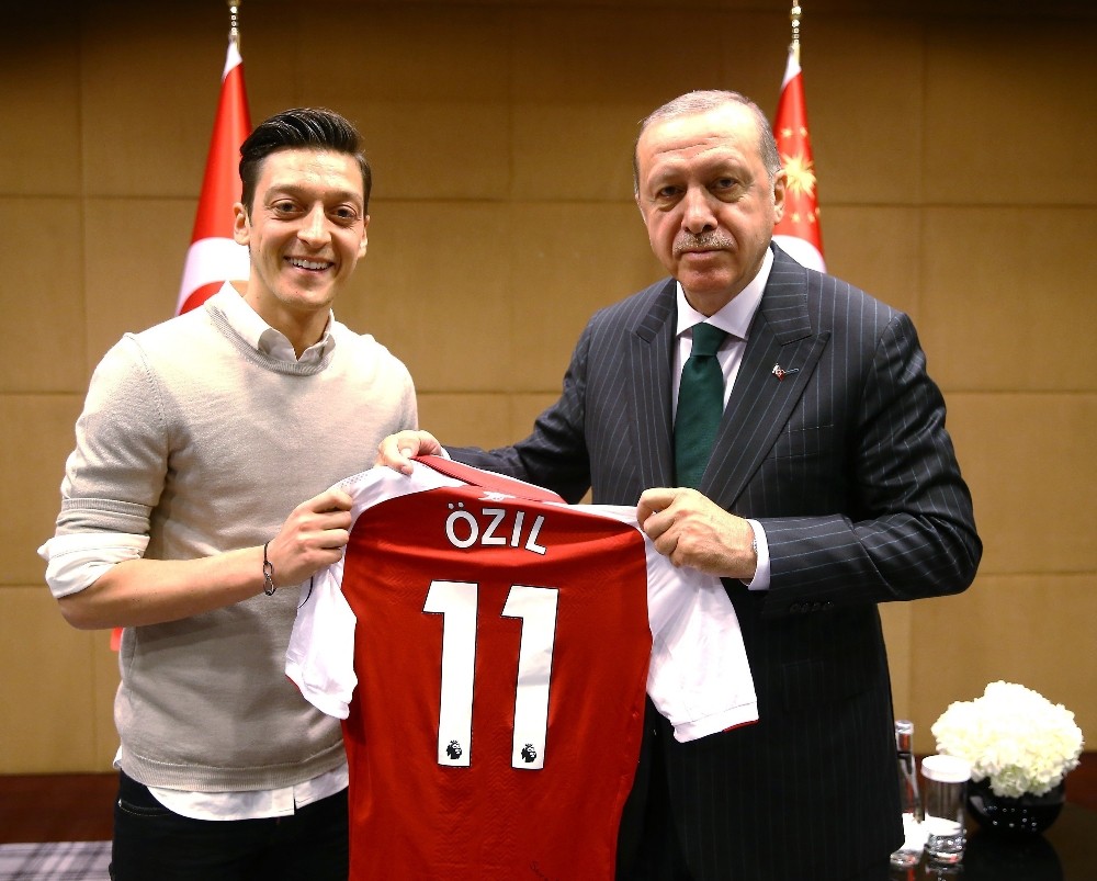 Mesut Özil’den Kızılay’a anlamlı bağış 