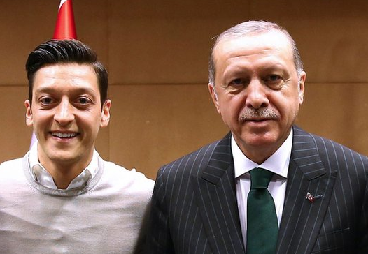 Mesut Özil’den, Ramazan'ın ilk günü rakı şişesi paylaşan Cem Yılmaz’a jeneriklik gol! Sen var ya, adamın dibisin dibi