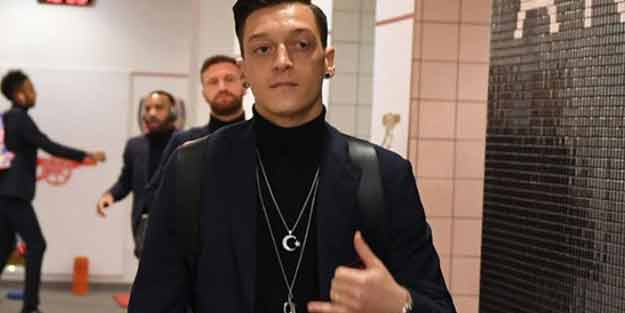 Mesut Özil'in kolyesi olay oldu!