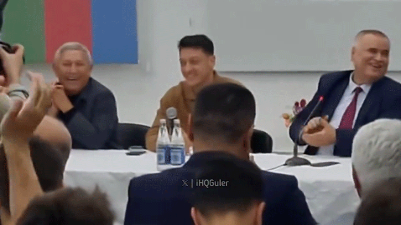 Mesut Özil’in “Messi mi Ronaldo mu” sorusuna cevabı salonu alkış sesine boğdu