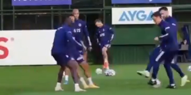 Mesut Özil'in Sinan Gümüş'ü pişman ettiği an