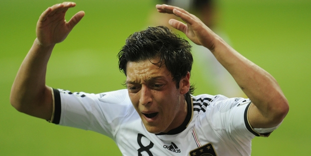 Mesut'a şok eleştiri!