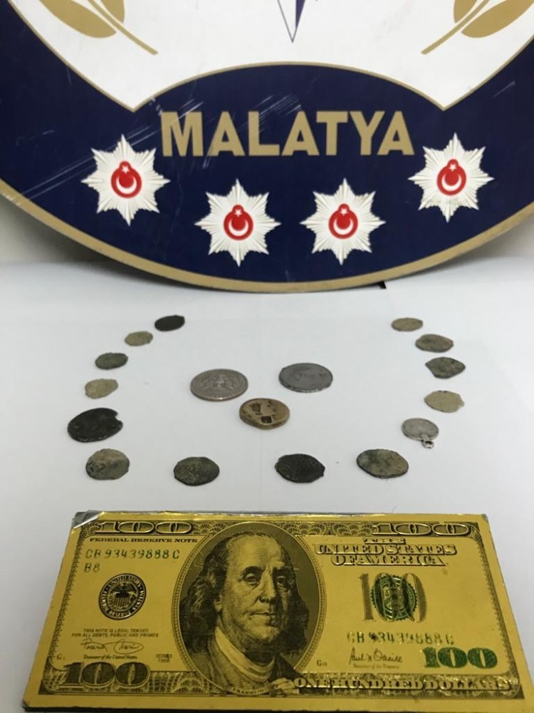 Metal banknot kalıbı ve tarihi sikkeler ele geçirildi 