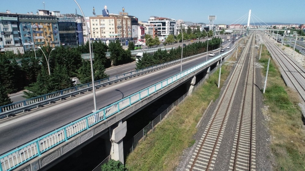 Metal korkuluklar turkuaz ve beyaza boyandı 