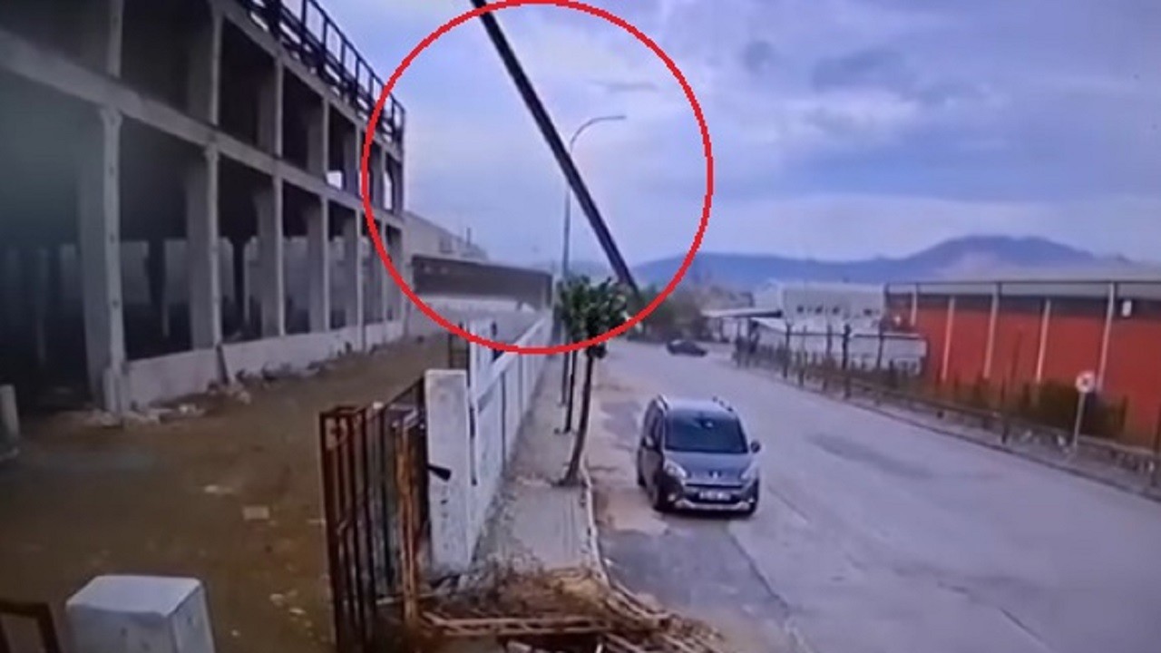 Metal parça otomobile saplandı