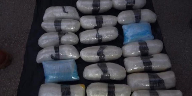 Metamfetamin dolu araç yakalandı