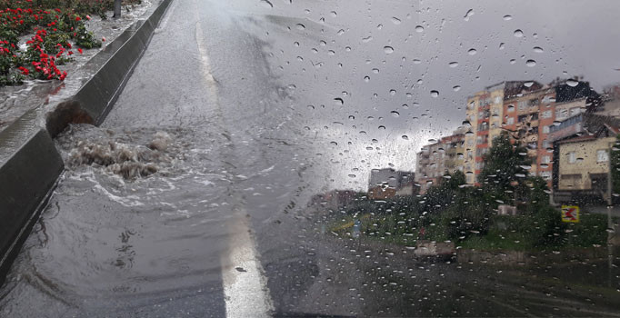 Meteoroloji günlerdir uyarıyordu! İstanbul sağanak yağmura teslim oldu