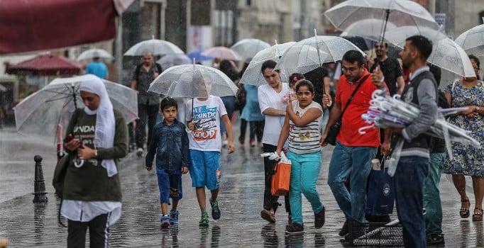 Meteoroloji İstanbul için saat verdi: Sağanak yağmur geliyor
