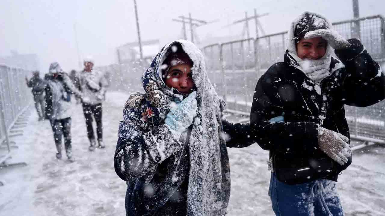 Meteoroloji tarih verdi: İstanbul’a pazar gecesi kar geri dönüyor