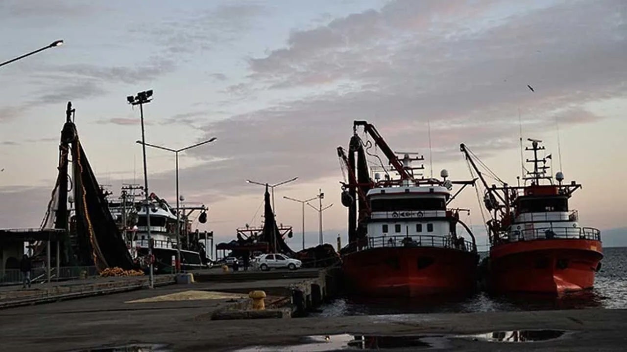 Meteoroloji uyardı: Tekneler Sinop Limanı'na demirledi! Valilik açıklama yaptı