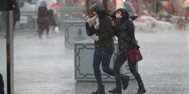 Meteoroloji uyarmıştı… İstanbul'da şiddetli yağış ve fırtına etkili oluyor