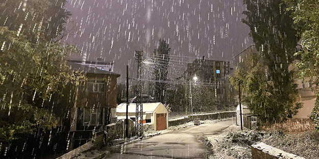 Meteoroloji uyarmıştı! Merkezlere yılın ilk karı düştü