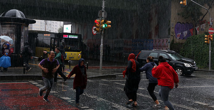 Meteoroloji'den İstanbul'a sağanak yağmur uyarısı