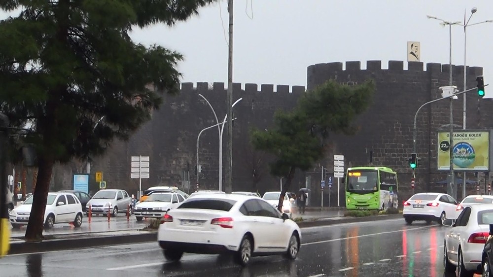 Meteorolojinin uyarısı sonrası Diyarbakır’da sağanak yağış başladı 