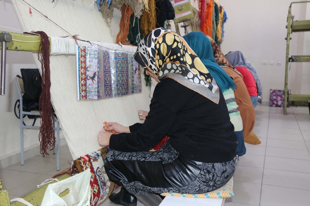Metrekaresinde binlerce düğüm olan halılar 4 bin liraya satılacak 