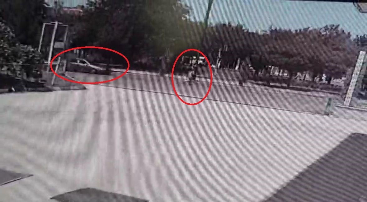 Metrelerce sürüklendi! Otomobil çocuğa böyle çarptı