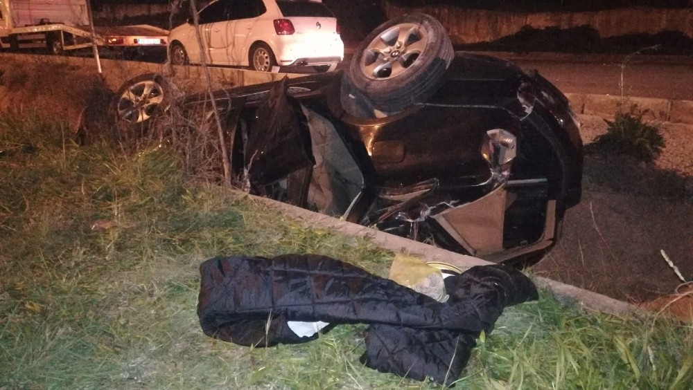 Metrelerce sürüklenen lüks cip takla attı: 1’i ağır 3 yaralı 
