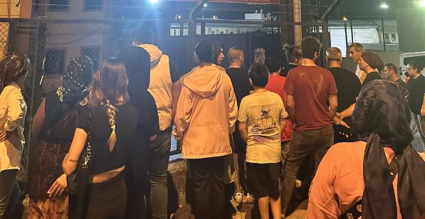 Metris Cezaevinde 'isyan' dediler Metris Cezaevinde 'isyan' dediler mahkum aileleri cezaevine koştu