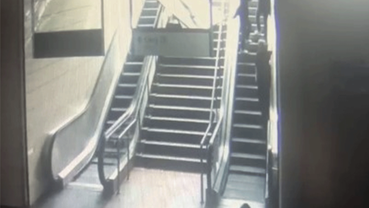 Metro istasyonunda reklam panosu kadının üstüne böyle düştü!