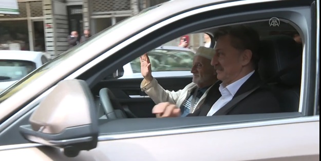 Metro merdivenlerini yürüyerek çıkmıştı... 85 yaşındaki Hüseyin Bayraktar'a TOGG sürprizi