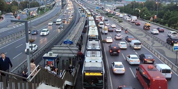 Metrobüs arıza yaptı, aksama yaşandı!