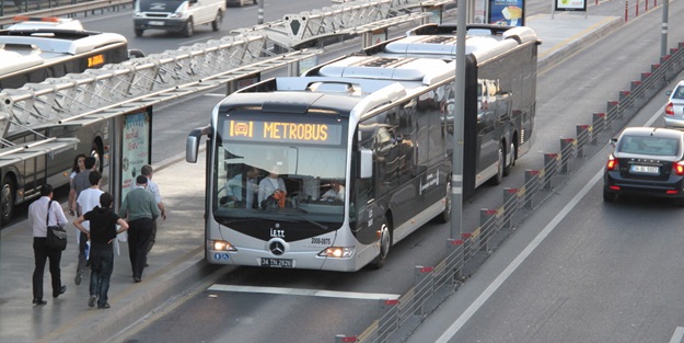 Metrobüs arıza yaptı, kuyruklar Sefaköy'e kadar uzadı