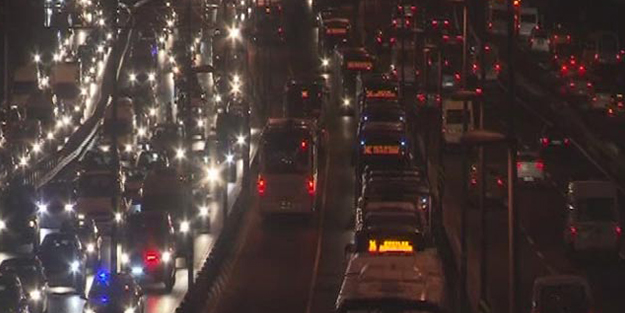 Metrobüs arıza yaptı! Metrecelerce kuyruk oluştu