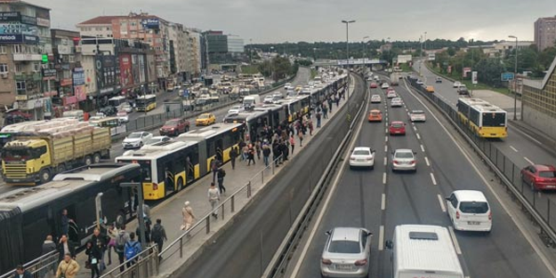 Metrobüs arıza yaptı, uzun kuyruklar oluştu