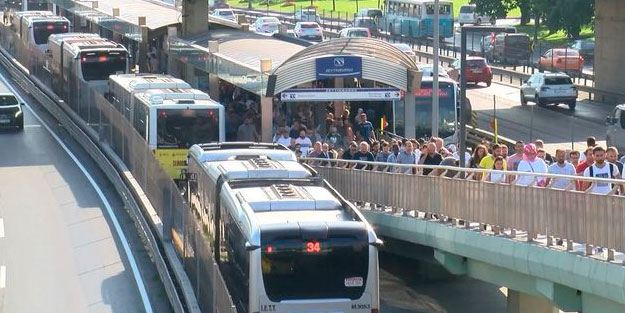 Metrobüs arıza yaptı, uzun kuyruklar oluştu