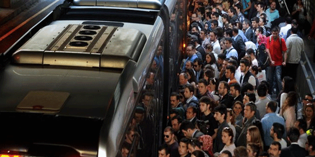 Metrobüs arızası hattı kilitledi