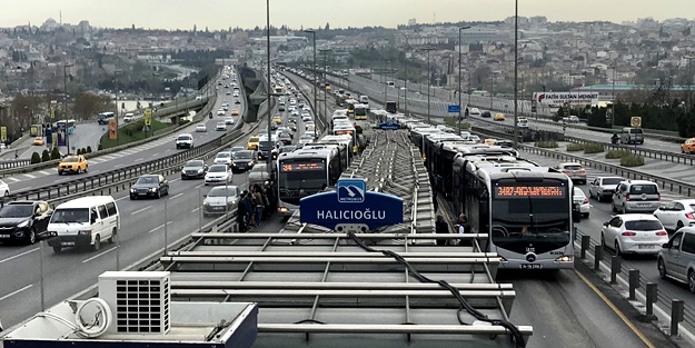 Metrobüs arızası uzun kuyruklar oluşturdu