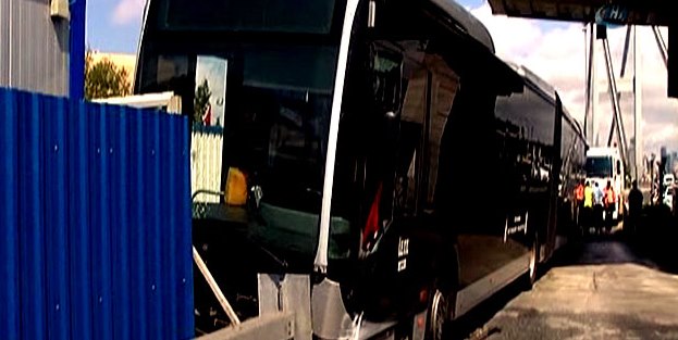 Metrobüs bariyerlere çarptı!