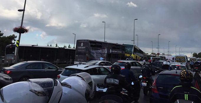 Metrobüs D-100'e girip kaza yaptı: Yaralılar var