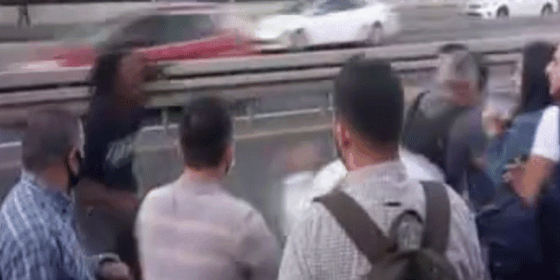 Metrobüs durağı savaş alanına döndü