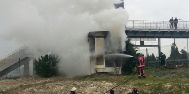 Metrobüs durağı yanında patlama