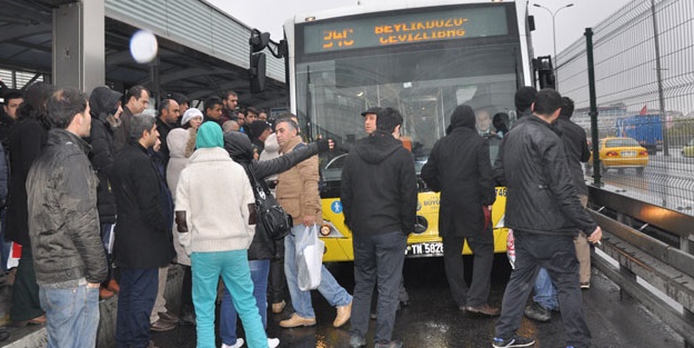 Metrobüs durağında eylem!