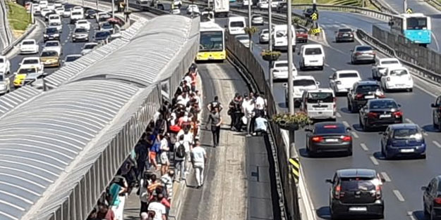 Metrobüs durağında yürekler ağza geldi