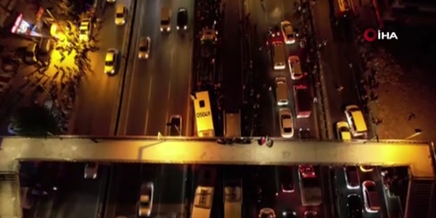 Metrobüs güzergahında insan seli... Saatlerce yol yürüdüler!