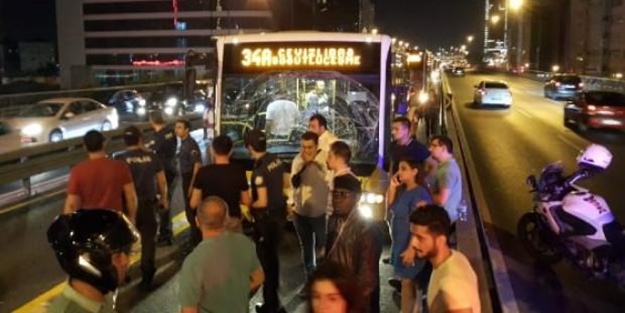 Metrobüs kaza yaptı, seferler durdu!
